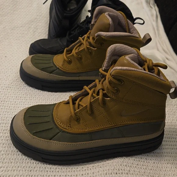 pair lot of Nike Woodside ACG Boys Boots